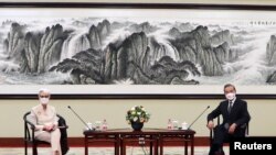 美國副國務卿謝爾曼在天津與中國外長王毅會面。（2021年7月26日）