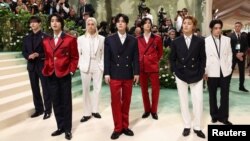 ນັກ​ຮ້ອງວົງ Stray Kids’ ເຂົ້າ​ຮ່ວມ​ງານ​ Met Gala ໃນ​ນະ​ຄອນ ນິວຢອກ.