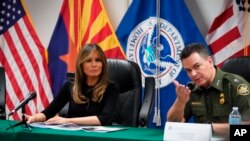 梅拉妮婭在訪問位於亞利桑那州圖森的一處美國海關與邊境保護局設施期間與美國邊境巡邏局圖森段總巡邏員魯道夫卡里什交談。（2018年6月28日）