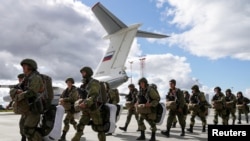 俄罗斯伞兵准备登机前去参加俄罗斯与白俄罗斯举行的代号为“西方2021”联合军演。（2021年9月13日）