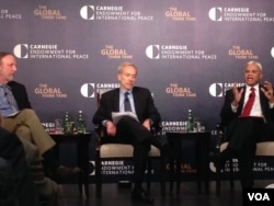 卡内基国际和平基金会就举办的讨论会上两位资深研究员：中国问题专家史文(Michael Swaine，左)和国际安全与亚洲战略专家阿什利·泰利斯(Ashley Tellis，右)（2015年5月中旬，美国之音钟辰芳拍摄）