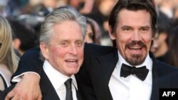 Майкл Дуглас (на фотографии слева)