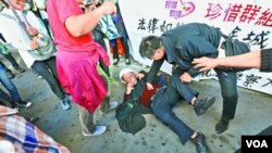 游行者扮法官自称“狗官” （苹果日报图片）