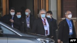 世衛組織新冠病毒源頭調查組成員從武漢希爾頓酒店出發開展調查工作。（2021年1月29日）