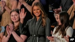美國第一夫人梅蘭妮亞·特朗普(Melania Trump)在特朗普總統於2025年3月4日在國會大廈向國會兩院聯席會議發表演說前揮手致意。