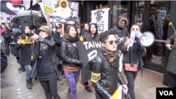 台灣留學生在紐約集會聲援台灣太陽花學運 (美國之音方冰)