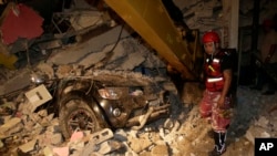 厄瓜多爾地震後救援人員搜索生還者