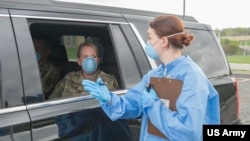 美国陆军国民警卫队人员采取新型冠状病毒预防措施（美国陆军国民警卫队2020年3月18日照片）
