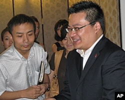 清华大学教授董关鹏(右)