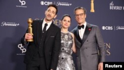 Эдриен Броуди, победитель в номинации «Лучшая мужская роль в кинодраме» за фильм «Бруталист», Фелисити Джонс и Гай Пирс на 82-й церемонии вручения премии «Золотой глобус» в Беверли-Хиллз, 5 января 2025 года. REUTERS/Марио Анзуони