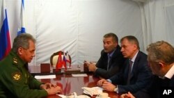 俄羅斯國防部長紹伊古(左)與克里米亞官員會面