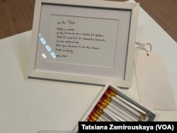 Инструкция к «Дереву Желаний» от Йоко: «Загадайте желание. Напишите его на бумажке. Сверните ее и повесьте на веточку Дерева Желаний. Предложите своему другу сделать то же самое. Продолжайте желать! Йоко Оно»