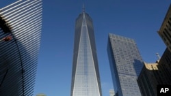 图中间的建筑是新世贸中心大楼