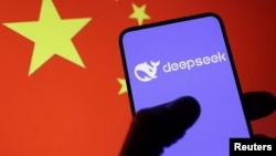 中國國旗背景下的手機展示Deepseek標識。