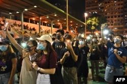 戴著口罩的民眾走上香港深水埗的街頭抗議禁蒙面法(2019年10月5日)