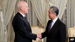 突尼斯总统赛义德与到访的中国外长王毅握手。（2024年1月15日）