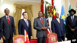 中国总理李克强2014年5月访问非洲调整中国与非洲国家的关系。图为乌干达总统姆萨维尼和南苏丹总统基尔与李克强合影。