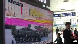 4月28日，南韓首爾一名市民在地鐵站觀看電視報導平壤閱兵儀式上出現的導彈消息。