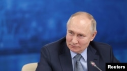 俄羅斯總統普京參觀聖彼得堡海洋科技大學。（2024年1月26日）