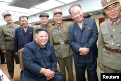 金正恩观看了朝鲜8月10日的导弹试射（朝中社8月11日刊登）。