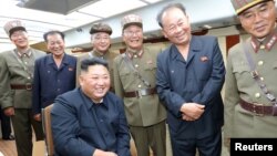 金正恩觀看朝鮮8月10日的導彈試射（朝中社8月11日刊登）。