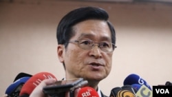  台灣國防部長嚴德發在立法院的記者會上回答記者問題。（資料圖片） 