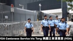 香港雨傘運動一周年前夕政府總部公民廣場外加設鐵馬，並加派警員巡邏