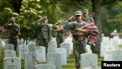 美軍向阿靈頓國家公墓陣亡將士敬獻國旗