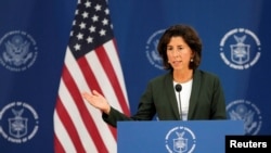 资料照片： 美国商务部长吉娜-雷蒙多(Gina Raimondo)在上海浦东国际机场附近的上海波音航空服务公司出席一个新闻发布会。（2023 年 8 月 30 日）