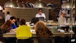 ແຟ້ມ-ຜູ້ຄົນພາກັນໄປກິນ ຊູຊິ ຢູ່ທີ່ຮ້ານອາຫານໃນນະຄອນຫຼວງເບຣຸດ, ປະເທດເລບານອນ, ວັນທີ 10 ພະຈິກ 2017.