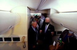 拜登總統前往賓夕法尼亞州之前帶著人們參觀總統專機“空軍一號”。 (2021年10月20日)