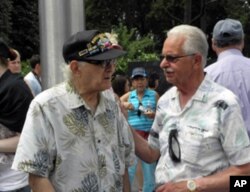 老兵阿迪亚戈(右)与老兵加里共叙难忘经历