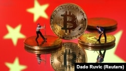 中国国旗衬托下的比特币。中国严打比特币挖矿活动。（路透社图）