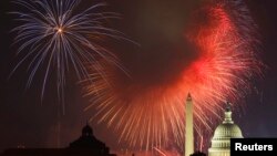 美国国庆日的烟花在华盛顿纪念碑和国会大厦上空绽放。（资料照片）