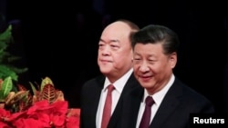 资料照：中国国家主席习近平与新任澳门行政长官贺一诚在澳门抵达就职仪式会场。（2019年12月20日）