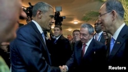 美國奧巴馬總統（左）與古巴領導人勞爾.卡斯特羅4月10日在巴拿馬城舉行的美洲高峰會上握手。聯合國秘書長潘基文（右）在場。