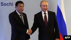 俄羅斯總統普京(右)與菲律賓總統杜特爾特在俄羅斯索契瓦爾代的俱樂部舉行會談前握手（2019年10月3日）。