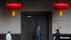 中國駐休斯頓總領事館工作人員撤離後，美國國安人員來到總領館大門外。（2020年7月24日）