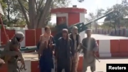 塔利班公佈的視頻顯示塔利班武裝分子集結在加茲尼市中心道路的交叉口。 (2021年8月12日)