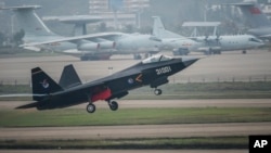 2014年11月10日FC-31鶻鷹戰機在珠海航空展試飛。