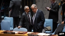 在紐約聯合國總部，聯合國秘書長古特雷斯在安理會有關加薩局勢會議期間與阿聯酋代表交談。(2023年12月8日)
