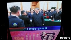 北京某購物中心的一塊巨型屏幕播放新聞畫面，顯示中國領導人習近平在2月17日舉行的一次民營企業座談會上與阿里巴巴創始人馬雲握手的場景。 （2025年2月17日）