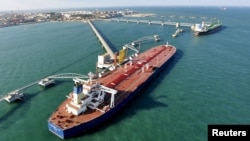 资料照：中国山东省青岛市的原油进口港。