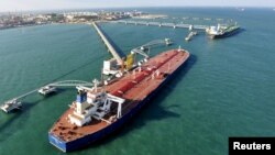 资料照片：中国进口原油的山东青岛港（2008年11月9日）