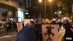 香港特首林鄭月娥及中國國務院港澳辦發言人楊光都表示，反送中示威者的光復香港、時代革命口號，挑戰一國兩制。(美國之音湯惠芸拍攝)