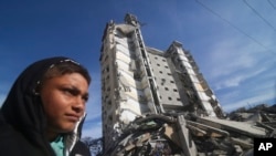 加沙走廊拉法市一棟居民大樓被以色列攻擊摧毀。（2024年3月9日）