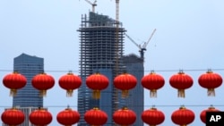 2021年10月4日，周一，北京郊区通州一处正在建设的商业办公楼前挂着大红灯笼。