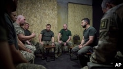 烏克蘭總統澤連斯基（右2）在頓涅茨克前線地區聽取烏軍指揮官的情況介紹。（2023年8月14日）