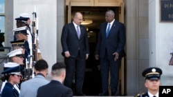 2023年年8月7日，美国国防部长奥斯汀在五角大楼欢迎伊拉克国防部长阿巴西。（美联社照片）