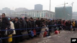 春運期間排隊等候進入北京站的旅客(資料照片)